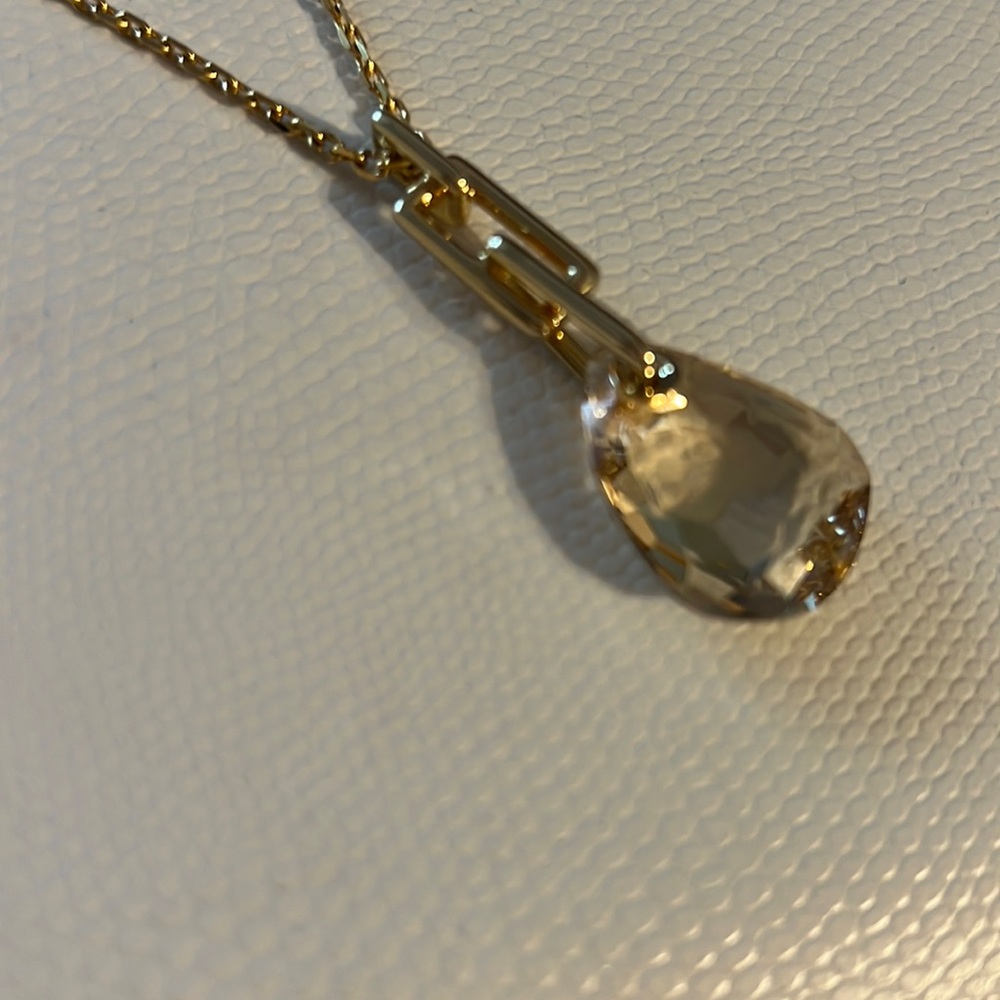 Gorgeous gold Swarovski necklace. Super sparkly!